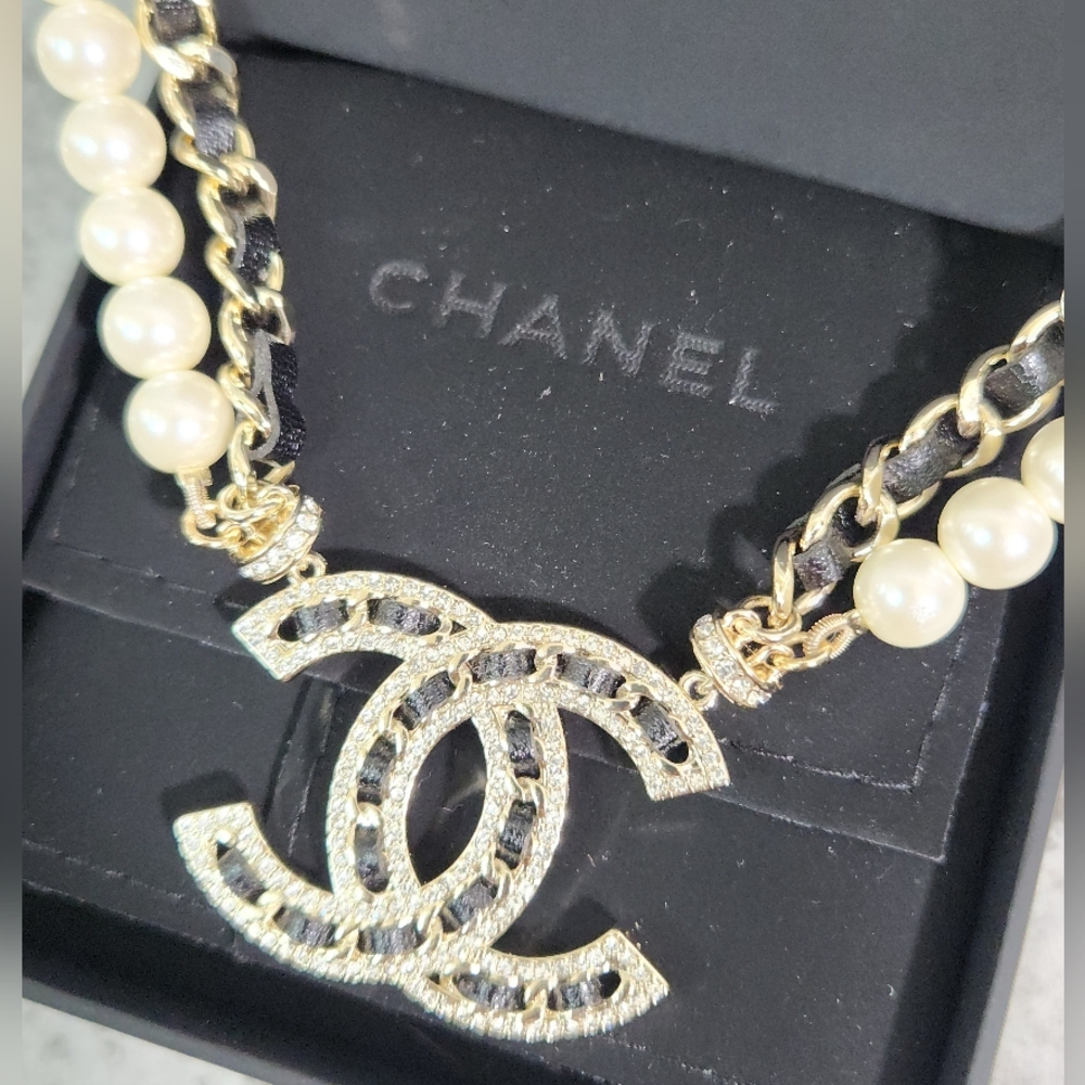 Chanel Beautiful Pearl & Chain CC Logo Necklace in White and Gold ✨️ - Picture 9 of 12